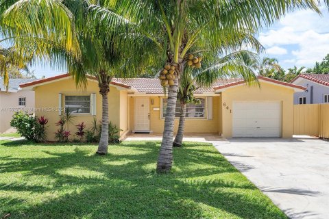 Villa ou maison à vendre à Hallandale Beach, Floride: 3 chambres, 139.54 m2 № 1098202 - photo 1