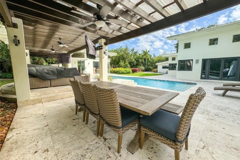 House in Miami, Florida 5 bedrooms, 484.3 sq.m. № 1118518 - photo 12