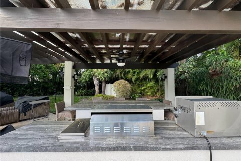 House in Miami, Florida 5 bedrooms, 484.3 sq.m. № 1118518 - photo 10