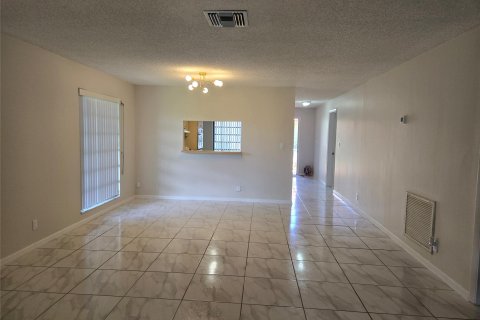 House in Deerfield Beach, Florida 2 bedrooms, 131.46 sq.m. № 1155575 - photo 14