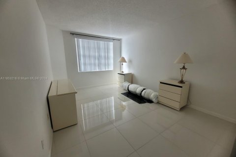 Condominio en alquiler en Hallandale Beach, Florida, 1 dormitorio, 80.82 m2 № 1364941 - foto 5