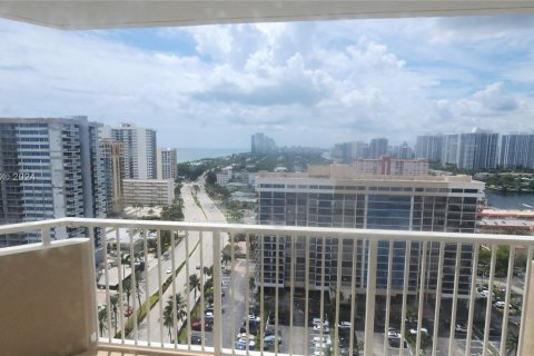 Condo in Hallandale Beach, Florida, 1 bedroom  № 1364941 - photo 3