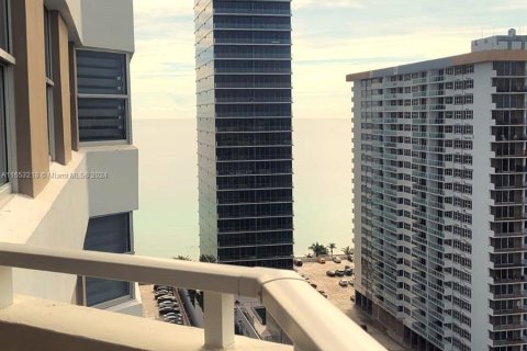 Copropriété à louer à Hallandale Beach, Floride: 1 chambre, 80.82 m2 № 1364941 - photo 2