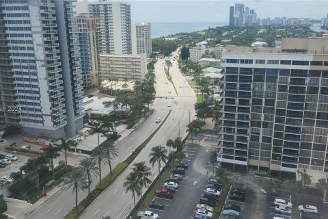 Condo in Hallandale Beach, Florida, 1 bedroom  № 1364941 - photo 11