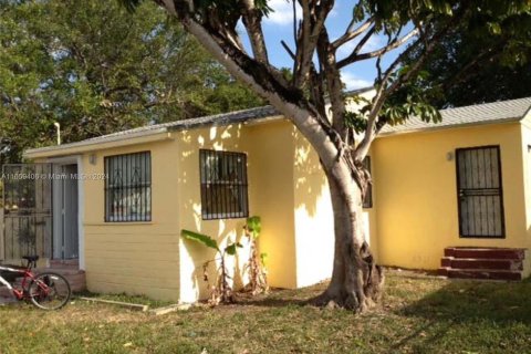 Casa en venta en Miami, Florida, 5 dormitorios, 146.04 m2 № 1364130 - foto 1