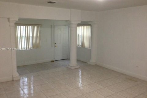 Casa en venta en Miami, Florida, 5 dormitorios, 146.04 m2 № 1364130 - foto 4