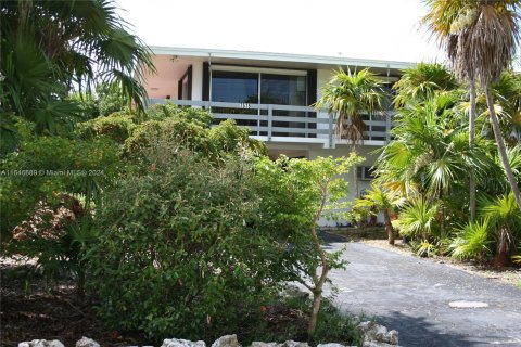 House in Marathon, Florida 2 bedrooms, 147.16 sq.m. № 1330212 - photo 1