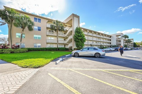 Condo in Coconut Creek, Florida, 2 bedrooms  № 1104736 - photo 1