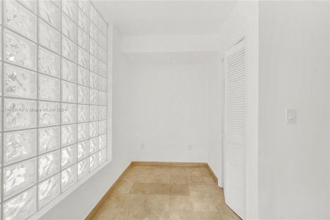 Villa ou maison à vendre à Miami, Floride: 4 chambres, 273.6 m2 № 1377357 - photo 7