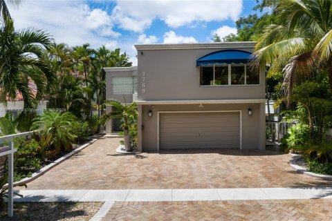 Casa en venta en Miami, Florida, 4 dormitorios, 273.6 m2 № 1377357 - foto 1