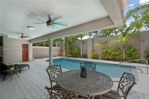 House in Miami, Florida 4 bedrooms, 273.6 sq.m. № 1377357 - photo 18