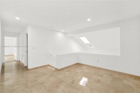 Casa en venta en Miami, Florida, 4 dormitorios, 273.6 m2 № 1377357 - foto 11