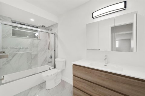 Casa en venta en Miami, Florida, 4 dormitorios, 273.6 m2 № 1377357 - foto 17