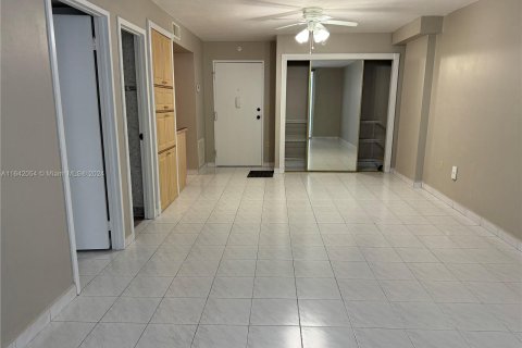 Condo in Miami Beach, Florida, 1 bedroom  № 1321128 - photo 6