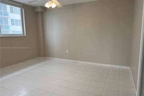 Condo in Miami Beach, Florida, 1 bedroom  № 1321128 - photo 14