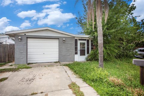 House in Holiday, Florida 3 bedrooms, 129.88 sq.m. № 1289687 - photo 1