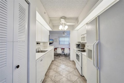 Condo in Pembroke Pines, Florida, 2 bedrooms  № 1269609 - photo 19