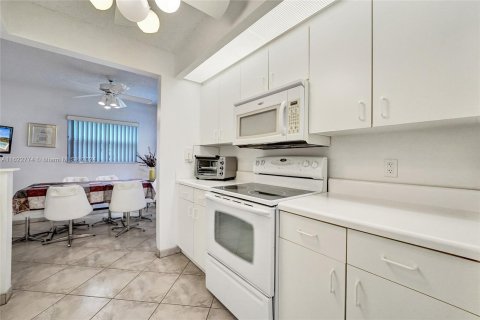 Copropriété à vendre à Pembroke Pines, Floride: 2 chambres, 142.42 m2 № 1269609 - photo 23