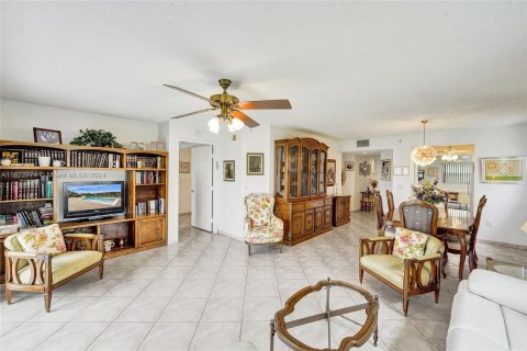 Condo in Pembroke Pines, Florida, 2 bedrooms  № 1269609 - photo 17