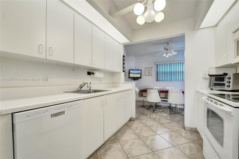 Copropriété à vendre à Pembroke Pines, Floride: 2 chambres, 142.42 m2 № 1269609 - photo 20