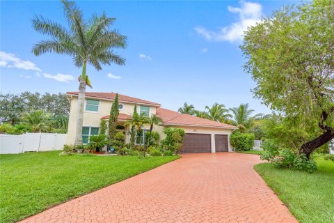 Villa ou maison à vendre à Pembroke Pines, Floride: 5 chambres, 285.49 m2 № 1396214 - photo 1