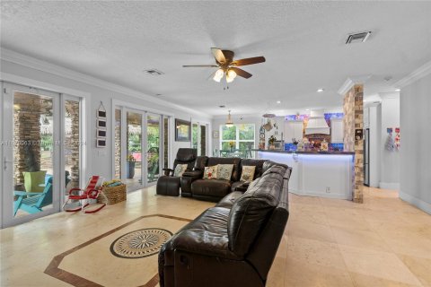 Villa ou maison à vendre à Pembroke Pines, Floride: 5 chambres, 285.49 m2 № 1396214 - photo 14