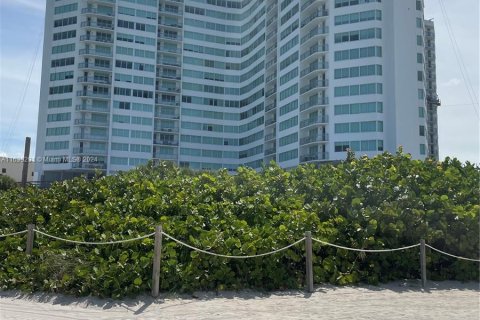 Condo in Miami Beach, Florida, 1 bedroom  № 1306397 - photo 2