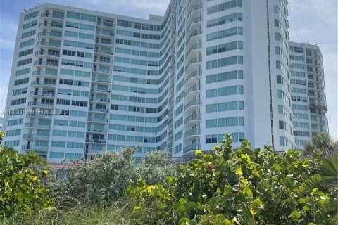 Condo in Miami Beach, Florida, 1 bedroom  № 1306397 - photo 1