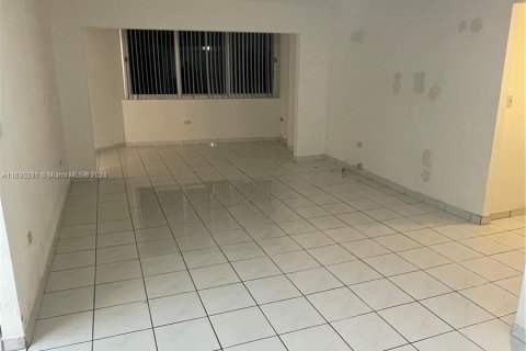 Condo in Miami Beach, Florida, 1 bedroom  № 1306397 - photo 23