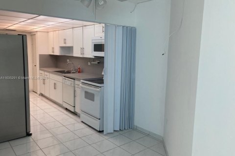 Condo in Miami Beach, Florida, 1 bedroom  № 1306397 - photo 29