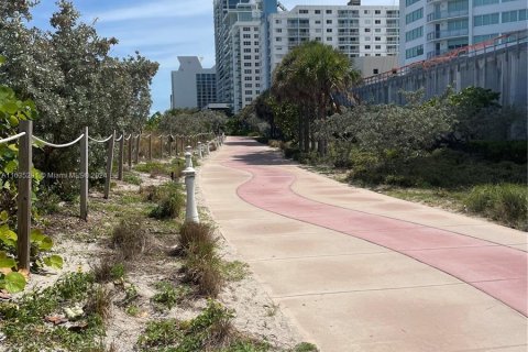 Condo in Miami Beach, Florida, 1 bedroom  № 1306397 - photo 19