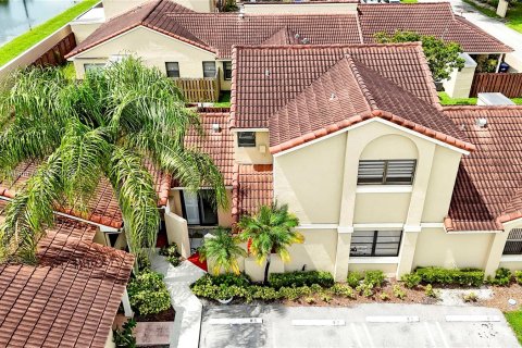 Adosado en venta en Hialeah, Florida, 3 dormitorios, 146.97 m2 № 1362611 - foto 3