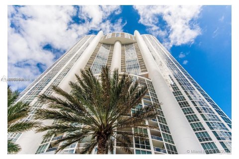 Condo in Sunny Isles Beach, Florida, 1 bedroom  № 741823 - photo 1