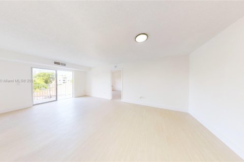 Condo in Miami, Florida, 2 bedrooms  № 1281201 - photo 2