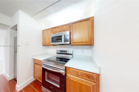 Condo in Miami, Florida, 2 bedrooms  № 1281201 - photo 10