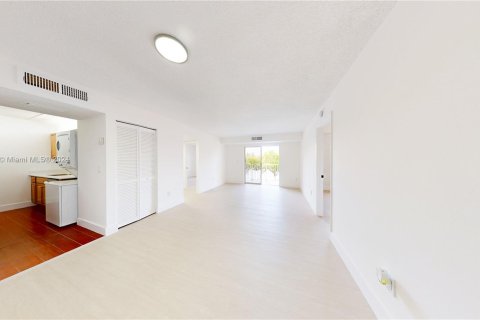 Condo in Miami, Florida, 2 bedrooms  № 1281201 - photo 5