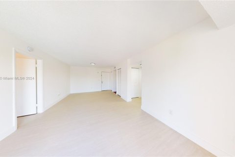 Condo in Miami, Florida, 2 bedrooms  № 1281201 - photo 3