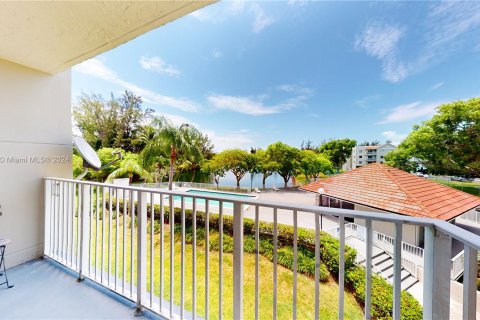 Condo in Miami, Florida, 2 bedrooms  № 1281201 - photo 1