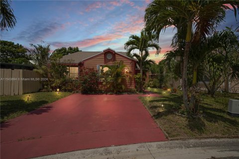 House in Miramar, Florida 3 bedrooms, 122.63 sq.m. № 1098149 - photo 1