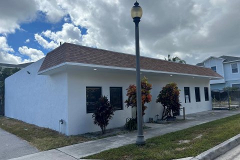 Immobilier commercial à vendre à West Palm Beach, Floride № 827683 - photo 1