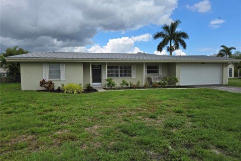 House in Punta Gorda, Florida 2 bedrooms, 186.73 sq.m. № 1257357 - photo 3