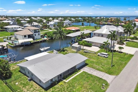 Villa ou maison à vendre à Punta Gorda, Floride: 2 chambres, 186.73 m2 № 1257357 - photo 1