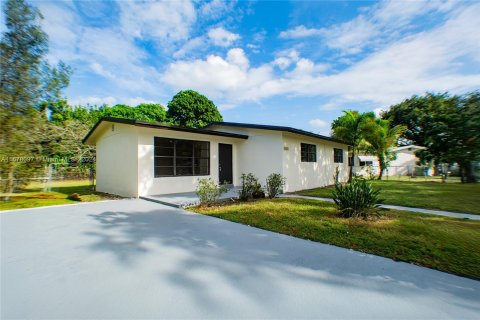 House in Fort Lauderdale, Florida 3 bedrooms, 103.68 sq.m. № 1409265 - photo 1