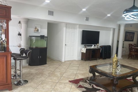 Villa ou maison à vendre à Hialeah, Floride: 3 chambres, 231.51 m2 № 1409309 - photo 26