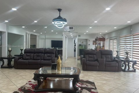 Villa ou maison à vendre à Hialeah, Floride: 3 chambres, 231.51 m2 № 1409309 - photo 30