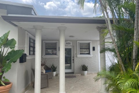 Villa ou maison à vendre à Hialeah, Floride: 3 chambres, 231.51 m2 № 1409309 - photo 3