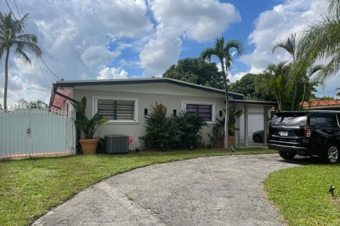 House in Hialeah, Florida 3 bedrooms, 231.51 sq.m. № 1409309 - photo 1