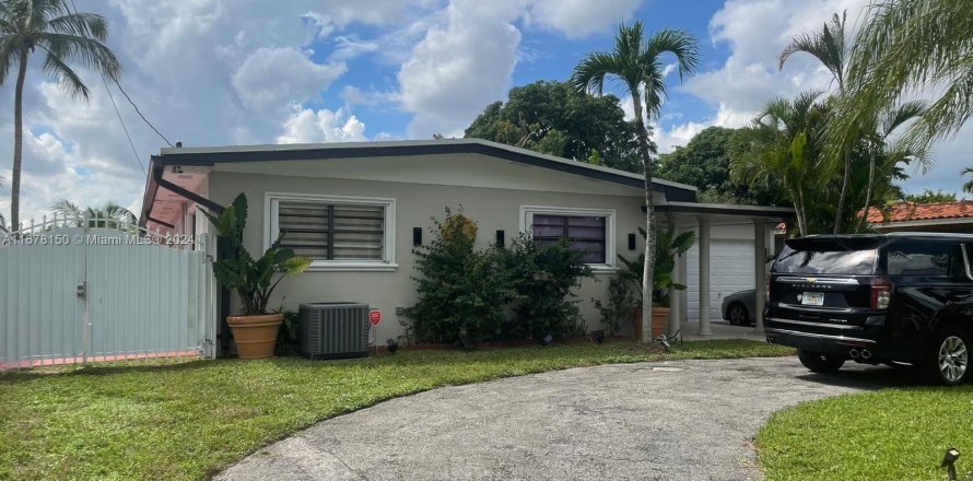 House in Hialeah, Florida 3 bedrooms, 231.51 sq.m. № 1409309