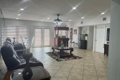 Villa ou maison à vendre à Hialeah, Floride: 3 chambres, 231.51 m2 № 1409309 - photo 28