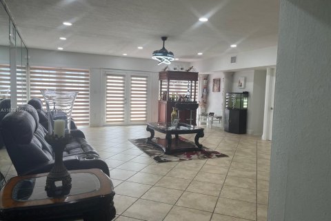 Villa ou maison à vendre à Hialeah, Floride: 3 chambres, 231.51 m2 № 1409309 - photo 29